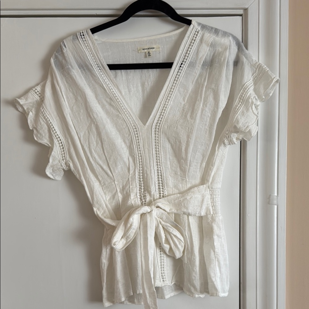 Max Studio Women’s White Lace Trim V-Neck Top. Size Medium. Never worn